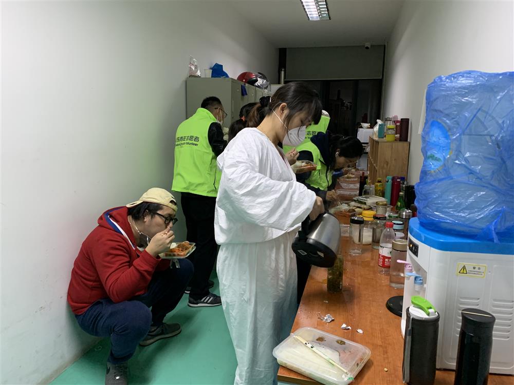綠馬甲&ldquo;浦東青年誌願者&rdquo;，的（de）一次晚班誌（zhì）願服務