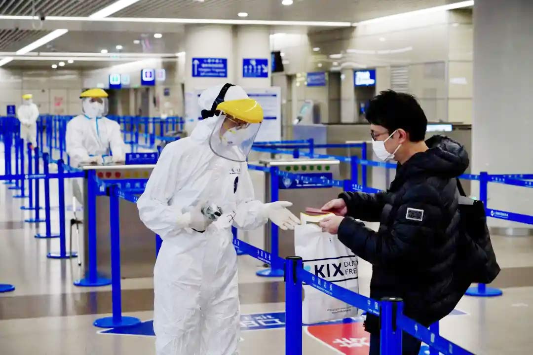 身穿妖精影院防(fáng)護服的(de)“守滬者” 24小時奮戰在浦東國際機場口岸防疫一線(xiàn)