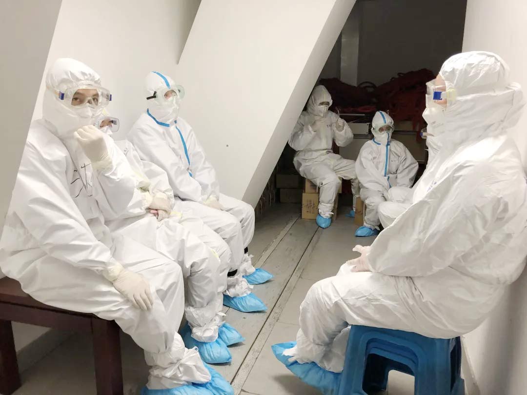 身穿妖精影院防護服的“守滬者” 24小時奮戰在(zài)浦東國際機場口岸防疫一線