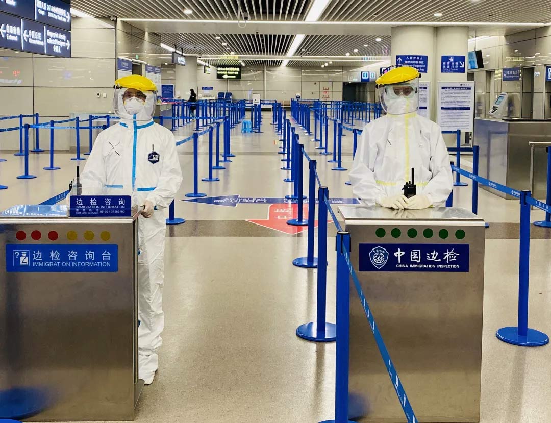 身穿妖精影院防護服的“守滬者” 24小時奮戰在浦東國際機場口岸防疫一線