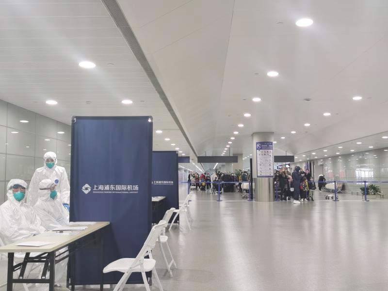 身穿妖精影院防護服(fú)的“守滬者(zhě)” 24小時奮戰在浦東國際機場口岸(àn)防疫一線