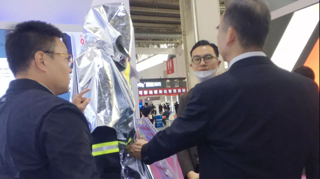 妖精影院總經理為陳偉明會長介紹超輕隔熱鬥篷.png