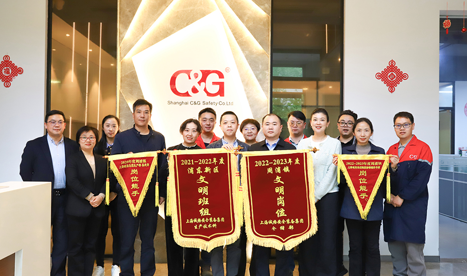 上海妖精影院（gé）集團舉行 “文明班組”“文明（míng）崗位”、“崗位能手”授錦旗儀式